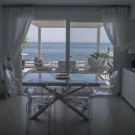 In Mit Terrasse Direkt Am Und Herrlichem Blick Estepona